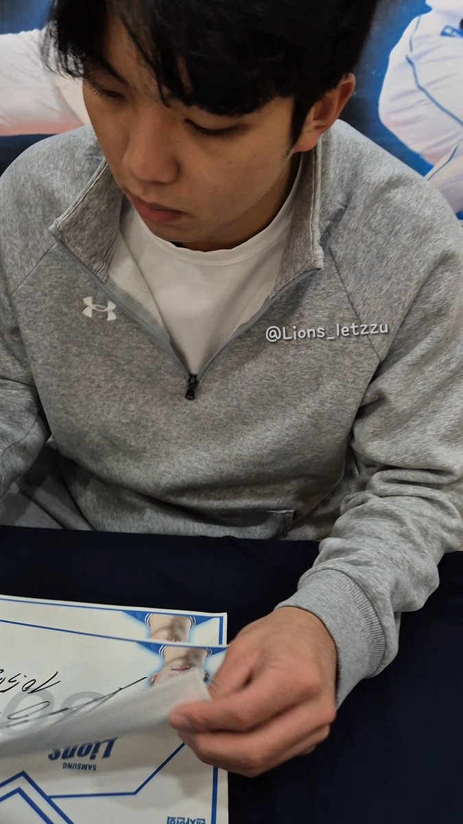 2025.12.10 으뜸병원 삼성라이온즈 팬싸인회
김영웅 레전드 붐따사건 👎 
동영상 셀카 모드로 주면서 
셀카 찍어주세요 했는데
자연스럽게 동영상 끄고 셀카 찍음
동영상 모드에서 사진찍기 된다고!!!
아 개붐따 👎 👎 
그래 안알려준 내 잘못이 크다 🤦 
#김영웅