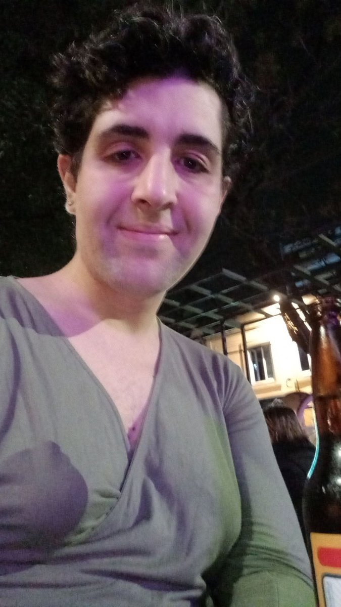 Eu quando comecei a transição (23, 2017)  // eu hoje em dia (28 anos, 2022)