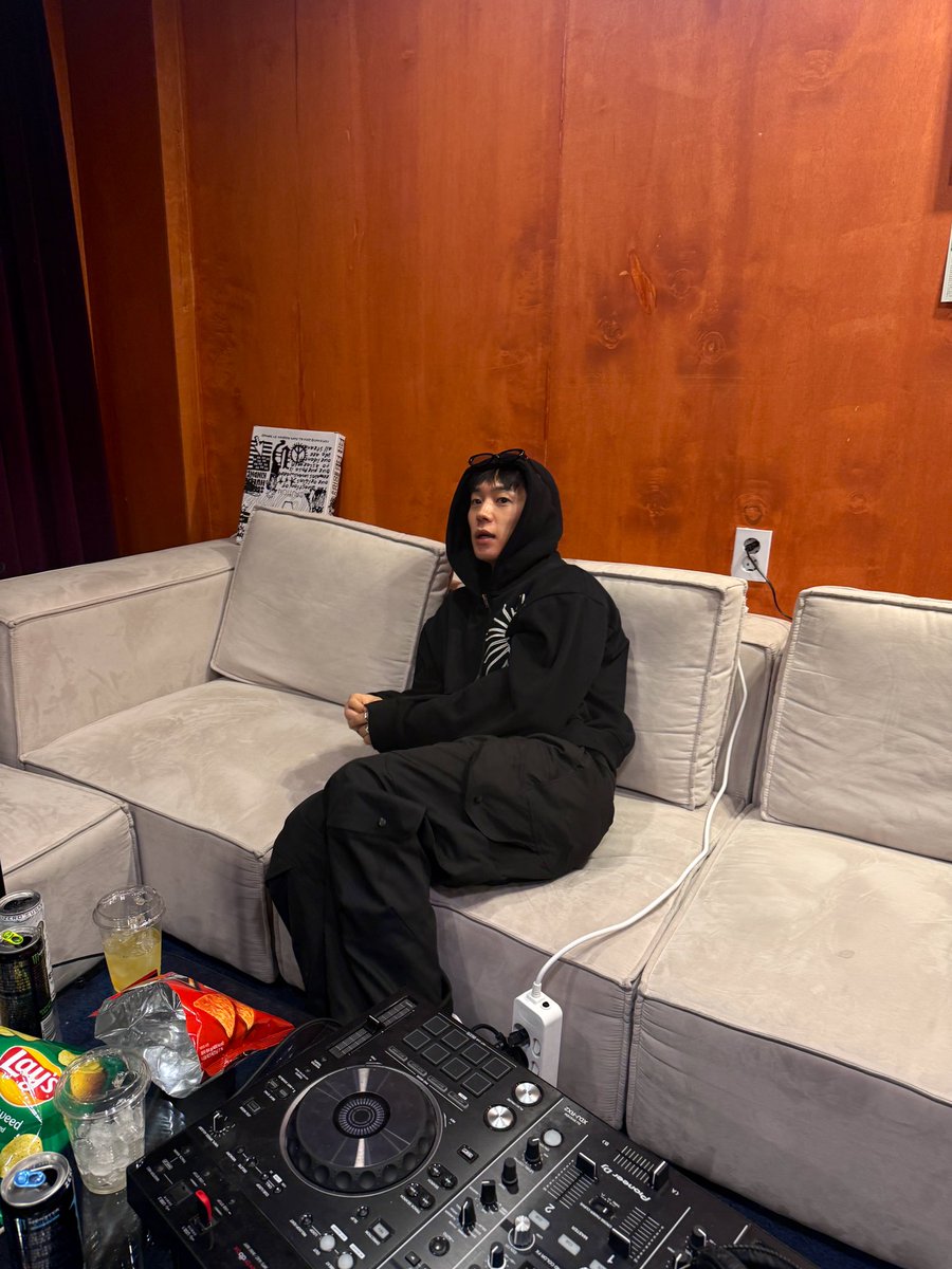 요즘 한 가지에 집중해서 계속 작업 중이에요 ✨ 
곧 알게 될 거예요 😉

Been focused on one thing lately, 
working nonstop ✨ 
You’ll find out soon 😉

#CHANGJO #창조 #TEENTOP #inthemidnight #Project #ComingSoon #Angel