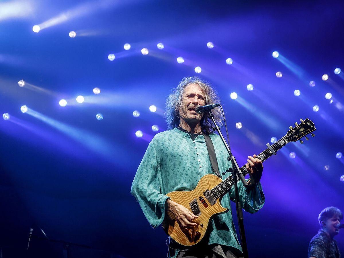 Sigo sin creérmelo. Nos dejas rotos, Robe. Gracias por tu música y por tu buen humor. Eres eterno.
Buen viaje 🖤