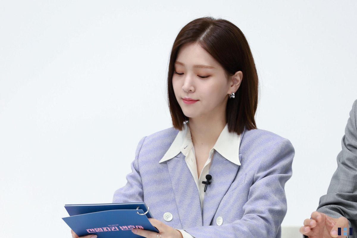 비슷한 구도의 마리(또는 김지은) 을 모아모아…

❤️💙🩶
