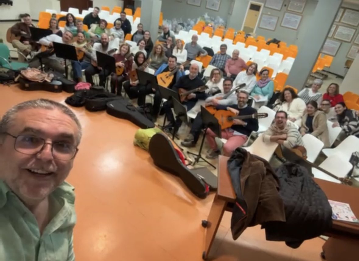 Ensayos que molan. Juntar a la <a href="/orquestaTejeda/">orquesta Tejeda</a> y al <a href="/coroAAACEMA/">coro AAACEMA</a> para preparar DOS conciertos de Navidad no tiene precio. #cantarmola #musicaplectro nos vemos el 21 y el 24 en Valencia.