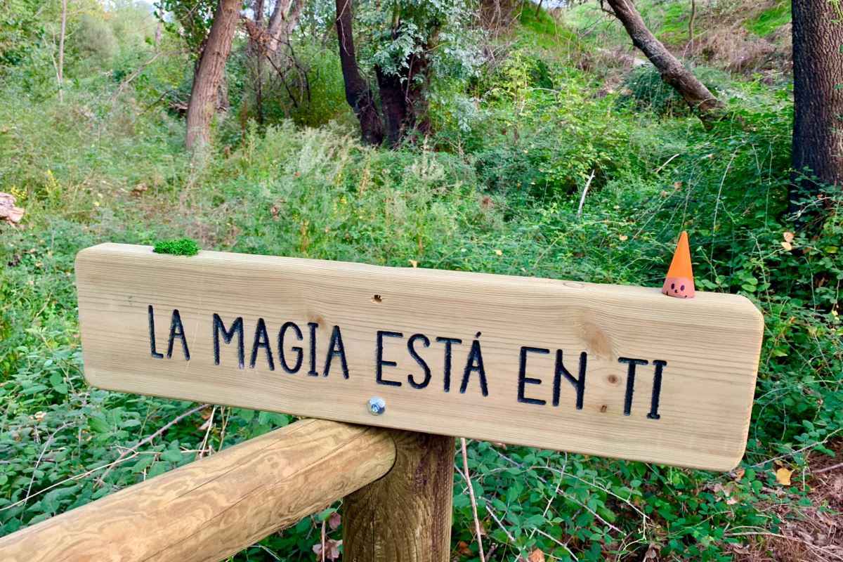 La Senda Mágica de Arroyomolinos ofrece un recorrido gratuito de 1,5 kilómetros por un bosque a lo largo de un arroyo.
miradormadrid.com/senda-magica-d…
Ideal para ir en familia, a cada vuelta del camino encontramos nuevos personajes de los que aprendemos algo.