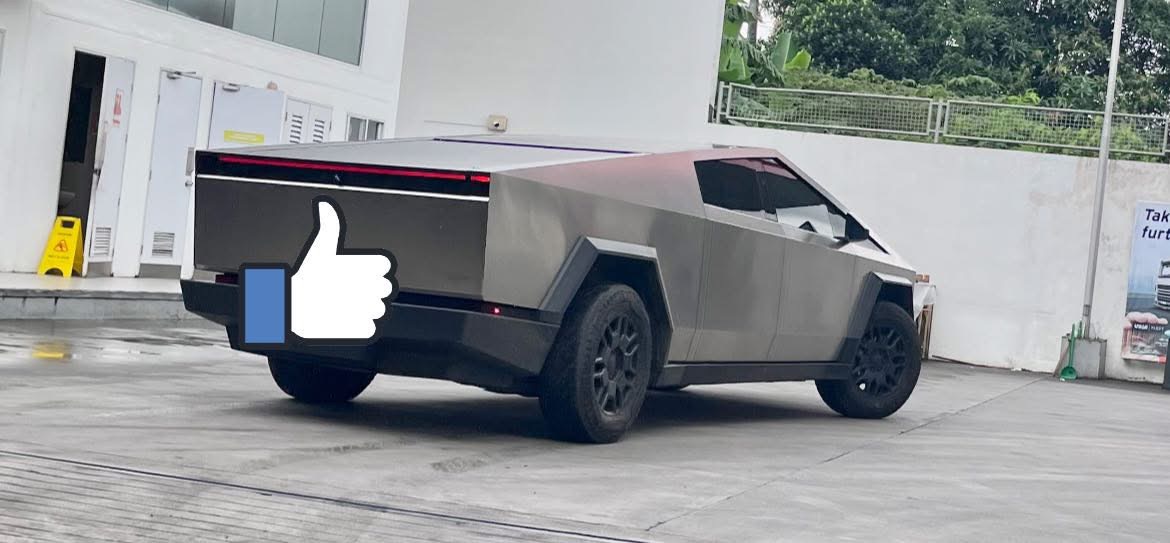 yda_manzano's tweet image. Head-Turner.  (Pasig Area)
Daughter: What’s that?
Me: Wow! I don’t know. (Took a picture)
Daughter: It’s Cyber Car!
Me: Huh? (Then I googled it) 😬 Buti pa sya muntik na nya mahulaan.😃 It’s TESLA CYBERTRUCK!😍🥳 So Cool 😎 8 years old lang sya.😬

#highlights #highlightseveryone