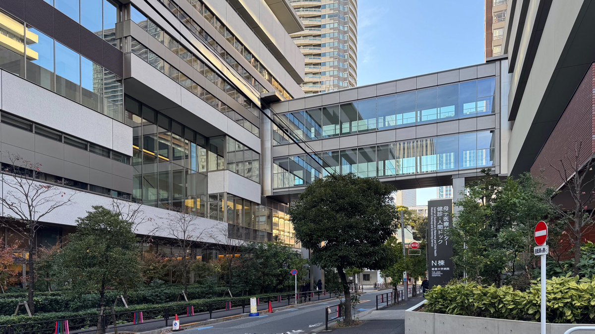 Lstruere's tweet photo. 設計人生で非常に大変だった時に設計した病院と上空通路を見に来ました。多くの人に使ってもらえていて良かったけど、この上空通路は実現までのハードルが高すぎて胃に穴があきそうでした https://t.co/CUb0MULsiQ