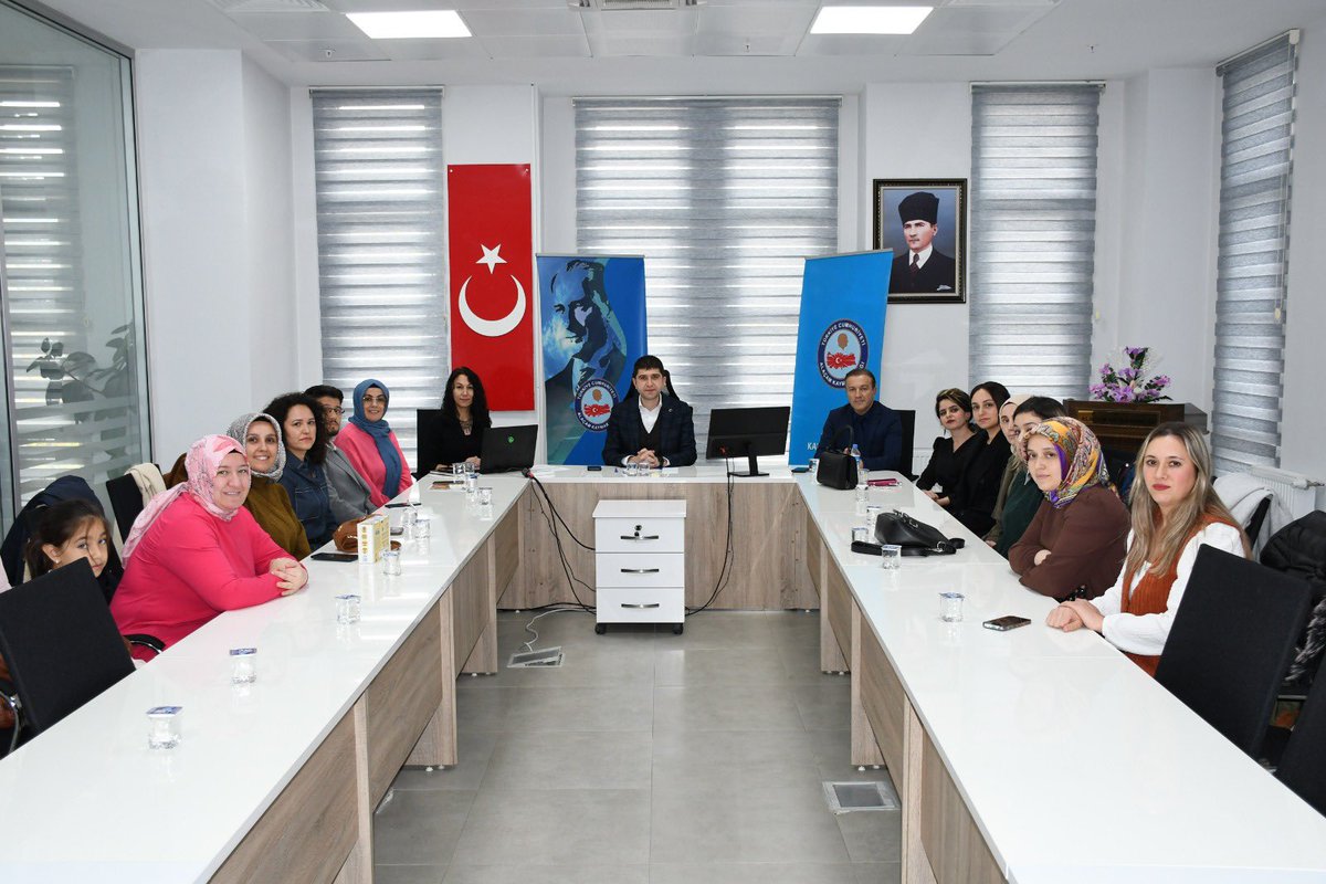 AlacamKymkmligi's tweet photo. 📍Kaymakamlık Toplantı Salonu

🇪🇺 Alaçam Kaymakamımız Sayın @Fatih_Kayabasi başkanlığında, İlçe Millî Eğitim Müdürü Resul Özkurt ve Proje Koordinatörü Gülşah Pekcan’ın katılımıyla; eTwinning Ulusal ve Avrupa Kalite Etiketi alan öğretmenlerimizle proje istişare ve yaygınlaştırma toplantısı gerçekleştirildi.

➡️ Toplantıda öğretmenlerimiz tarafından yürütülen proje ve etkinlikler değerlendirilmiş, yeni dönem projeleri ile iyi uygulamaların yaygınlaştırılmasına yönelik görüş alışverişinde bulunulmuştur.

Öğretmenlerimizi tebrik eder, başarılı çalışmalarının devamını dileriz. 

#eTwinning #QualityLabel #alaçam