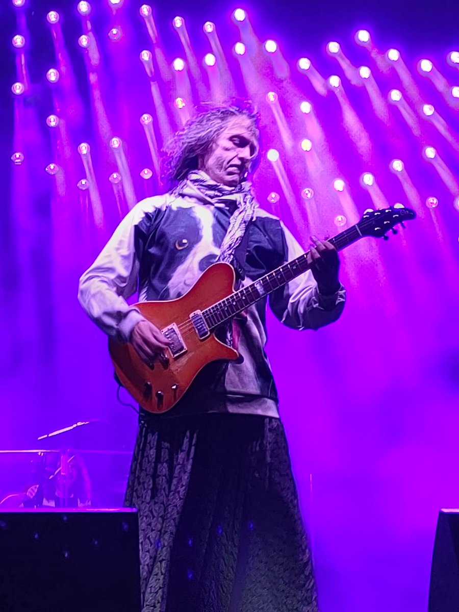 "Él concretó la fecha de su muerte con Satán... Lo engañó y ahora no hay quién le pare ya los pies..."  
Hasta siempre, poeta
El mundo te llora hoy 💔 #Robe #Extremoduro