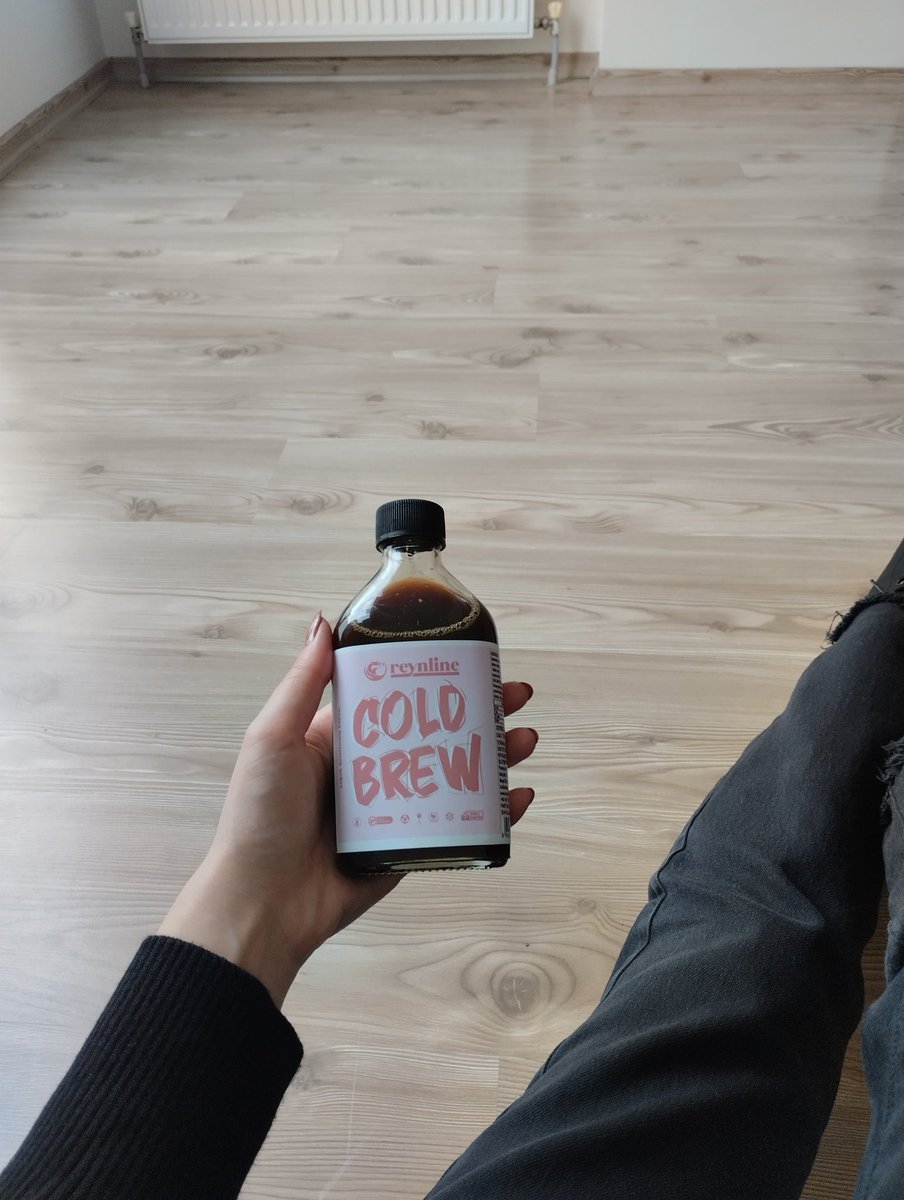 sıfırdan başladığım evimde yere oturmuş ilk kahvemi içiyorum. şu an benim için dünyanın en iyi kahvesi