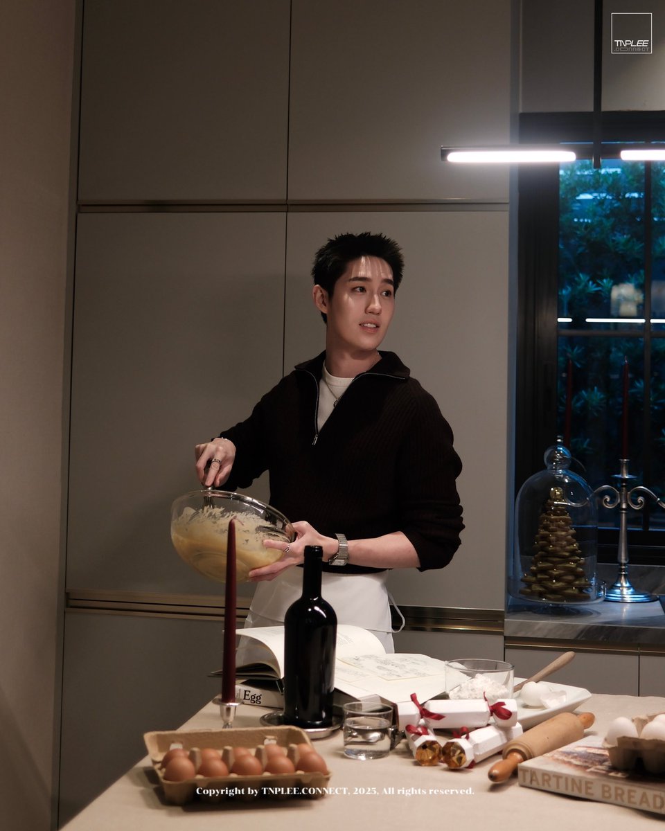 TNPLEEconnect's tweet photo. It’s time to bake cookies and celebrate the end of the year. 🎄🍪✨

#CartierThailand #SantosdeCartier #JusteunClou #Thanapob_lee #Tnpleeconnect https://t.co/Ns406QaWif