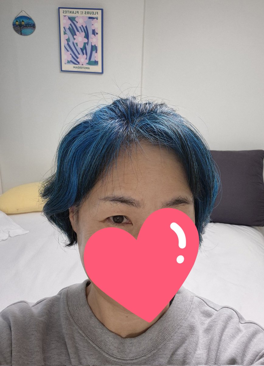 짜잔! 엘파바(혹은 말차) 그린으로 할까 잠시 망설였으나 파란 머리 함 해보고 싶었던 초심을 기억하고 블루 고고. 색이 점차 빠진대서 벌써 아쉽네, ㅎㅎ