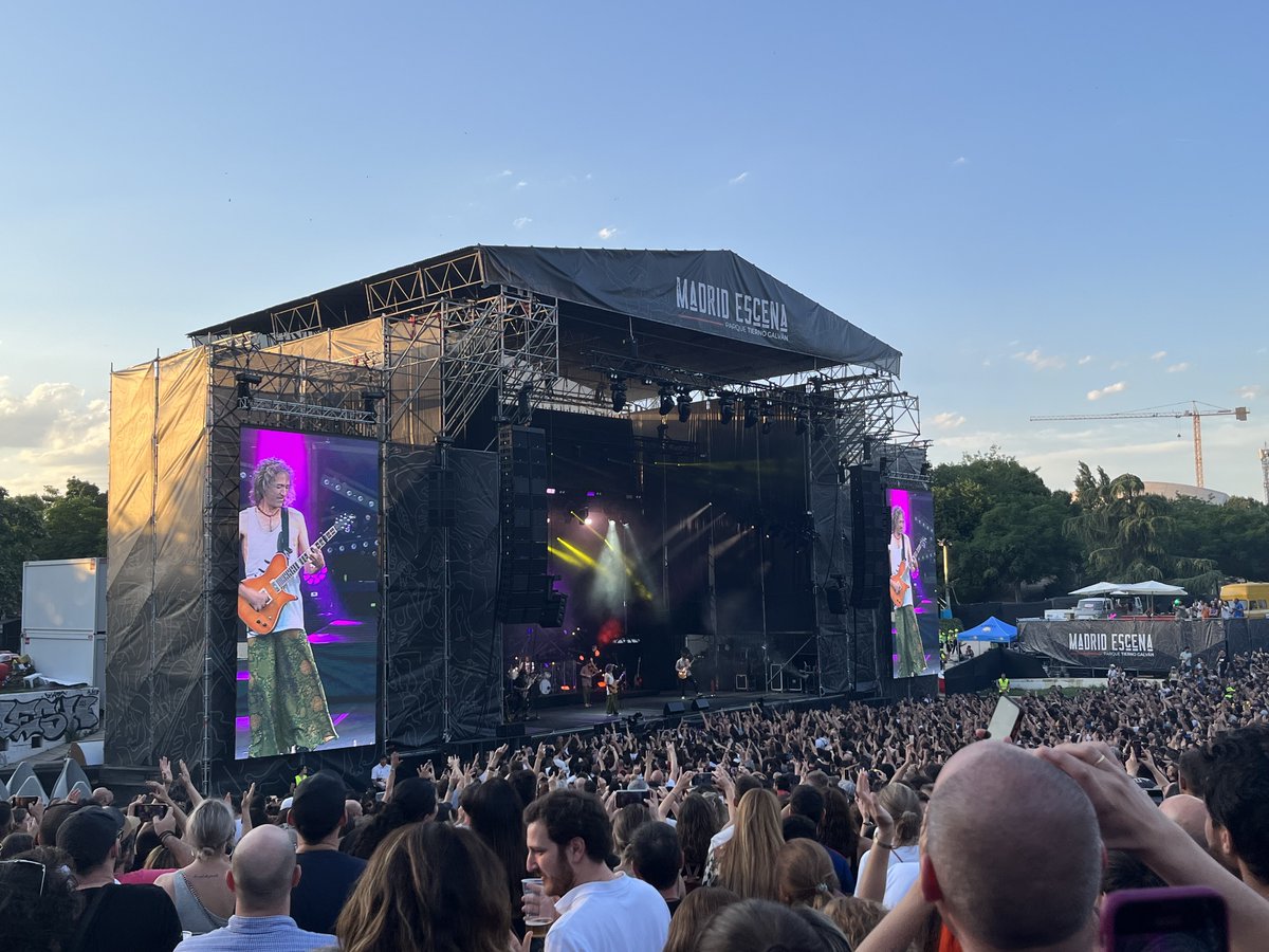 De lo mejorcito que tenía la música de este país. Poeta, macarra, libre… Nos queda Sabina y poco más.
Descansa en paz, Robe.