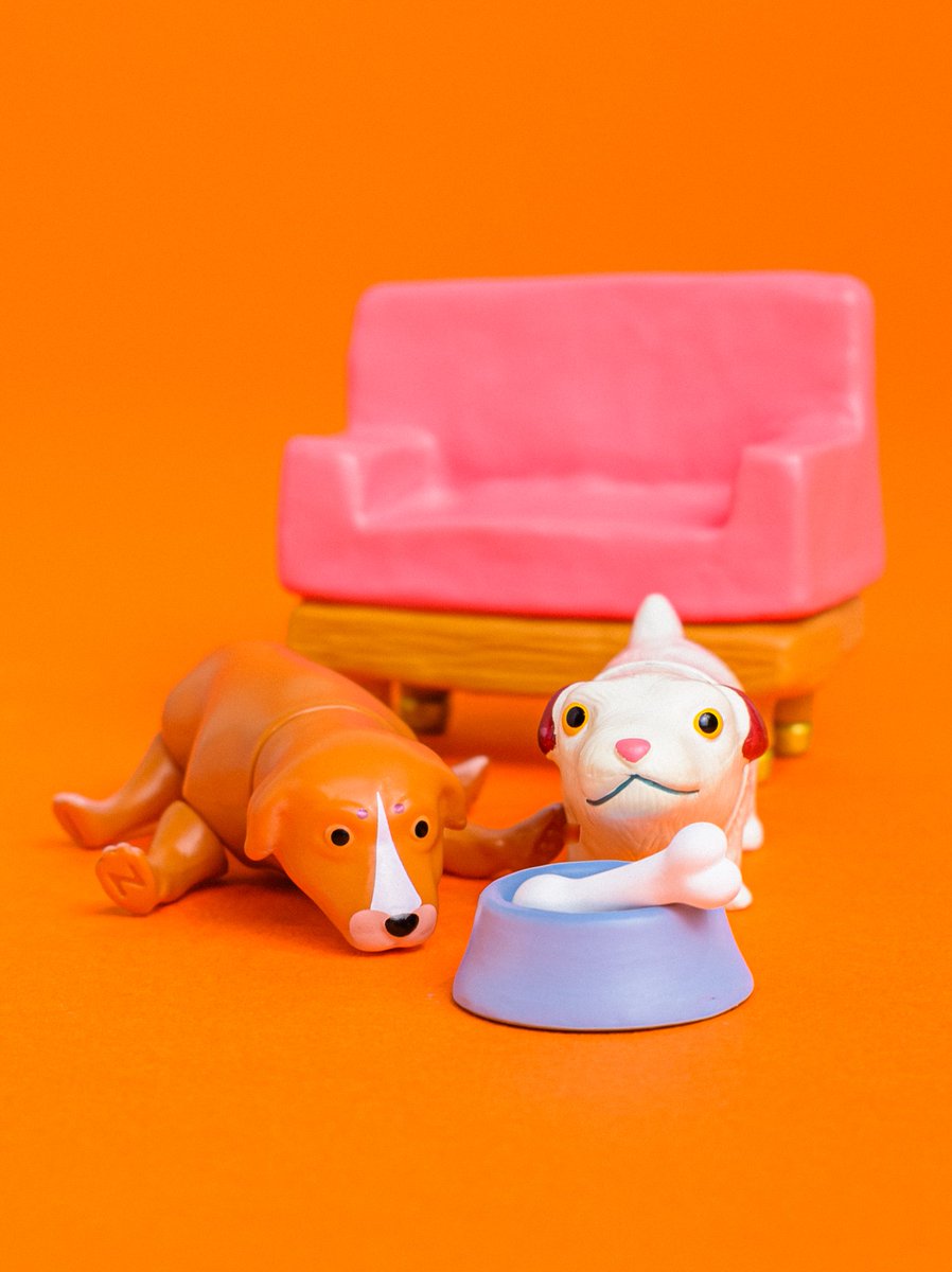 kenelestaff's tweet photo. ＼NEWS／
12月中旬発売
「HELLO IN THE WORLD !! Vol.7 Neil Ewing/Coco and Bubbie」

🛒商品ページ
https://t.co/cMoNTiqh1E

ケンエレのカプセルトイレーベル『HELLO IN THE WORLD !!』第7弾！

アメリカ出身のアーティスト ニール・ユーイングさんが保護した犬をモチーフにしたキュートな作品が手のひらサイズに！

ソファやエサ皿なども付属しているので色んな飾り方でお楽しみください✨
（🎁ケンエレ限定特典付き）

ラインナップ/全4種
🐕—————————🦴
◾️Bubbie / Sofa (a)
◾️Coco / Pet bowl & bone (a)
◾️Bubbie / Sofa (b)
◾️Coco / Pet bowl & bone (b)
🦴—————————🐕

🌟価格
カプセルトイ 　　　1個　　500円
ブラインドBOX　　1個　　550円
　
🌟取り扱い店舗
全国のカプセルトイ売場、ホビーショップ、オンラインショップ
一部書店・雑貨店、一部ロフト、ケンエレスタンド各店 など

#カプセルトイ #ケンエレファント #kenelephant