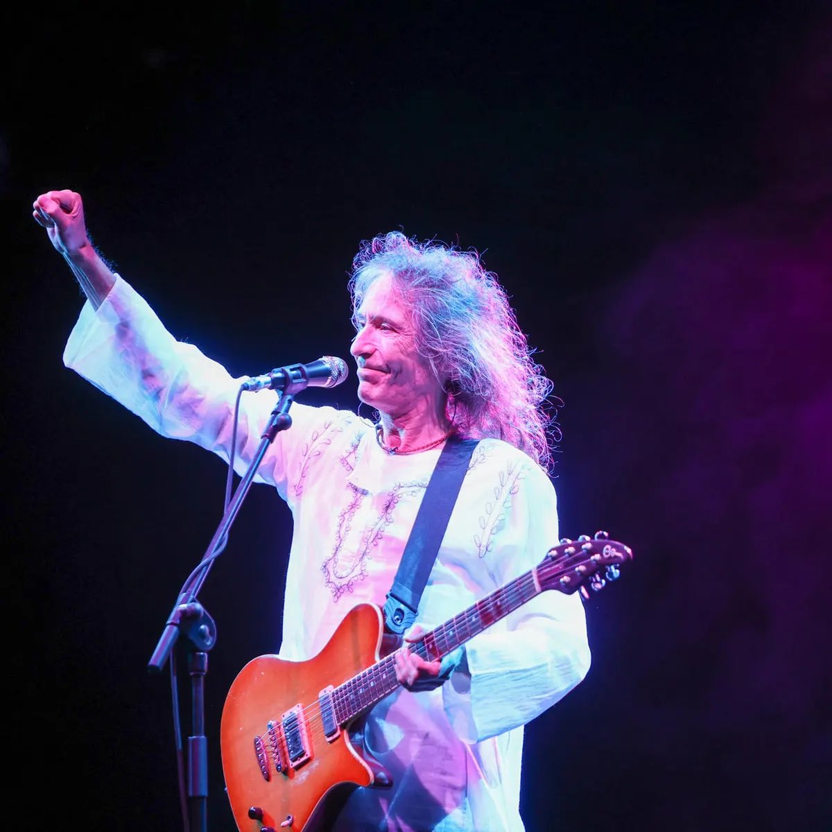 “Voy a preguntarle al corazón que se tiene que marchar / Me lo están arrancando… Buscaré entuertos que deshacer / Y batallas que librar perdidas de antemano / Buscaré imposibles que lograr que no me importa fracasar / Y volver a intentarlo”.

Robe Iniesta. 💔