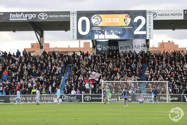 "Quisiera que mi voz 
fuera tan fuerte
que a veces retumbaran 
las montañas
y escuchárais las mentes-social-adormecidas
las palabras de amor de mi garganta"