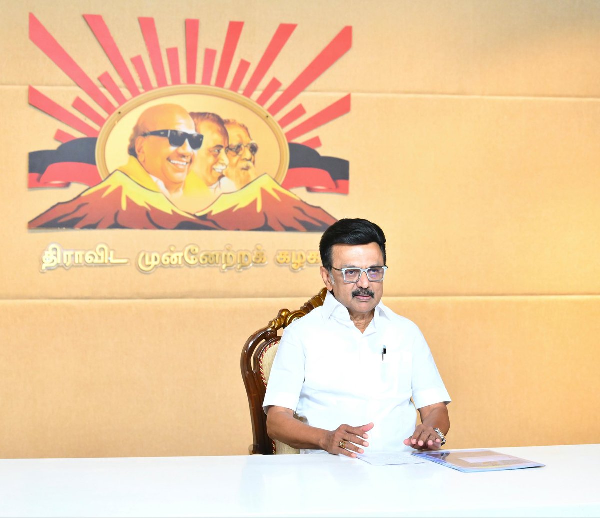 நாடு போற்றும் நலத்திட்டங்களால் மக்கள் மனங்களை வென்ற புன்னகையில் பூவையள்ளும் பொன்மனத் தலைவர்; திராவிடப் பேரரசரை மீண்டும் ஆட்சியில் அமர்த்த 
உறுதியேற்போம்! 🔥🌄💪

<a href="/mkstalin/">M.K.Stalin - தமிழ்நாட்டை தலைகுனிய விடமாட்டேன்</a> <a href="/Udhaystalin/">Udhay - தமிழ்நாட்டை தலைகுனிய விடமாட்டேன்</a>

#திமுக_வெற்றி_வாக்குச்சாவடி