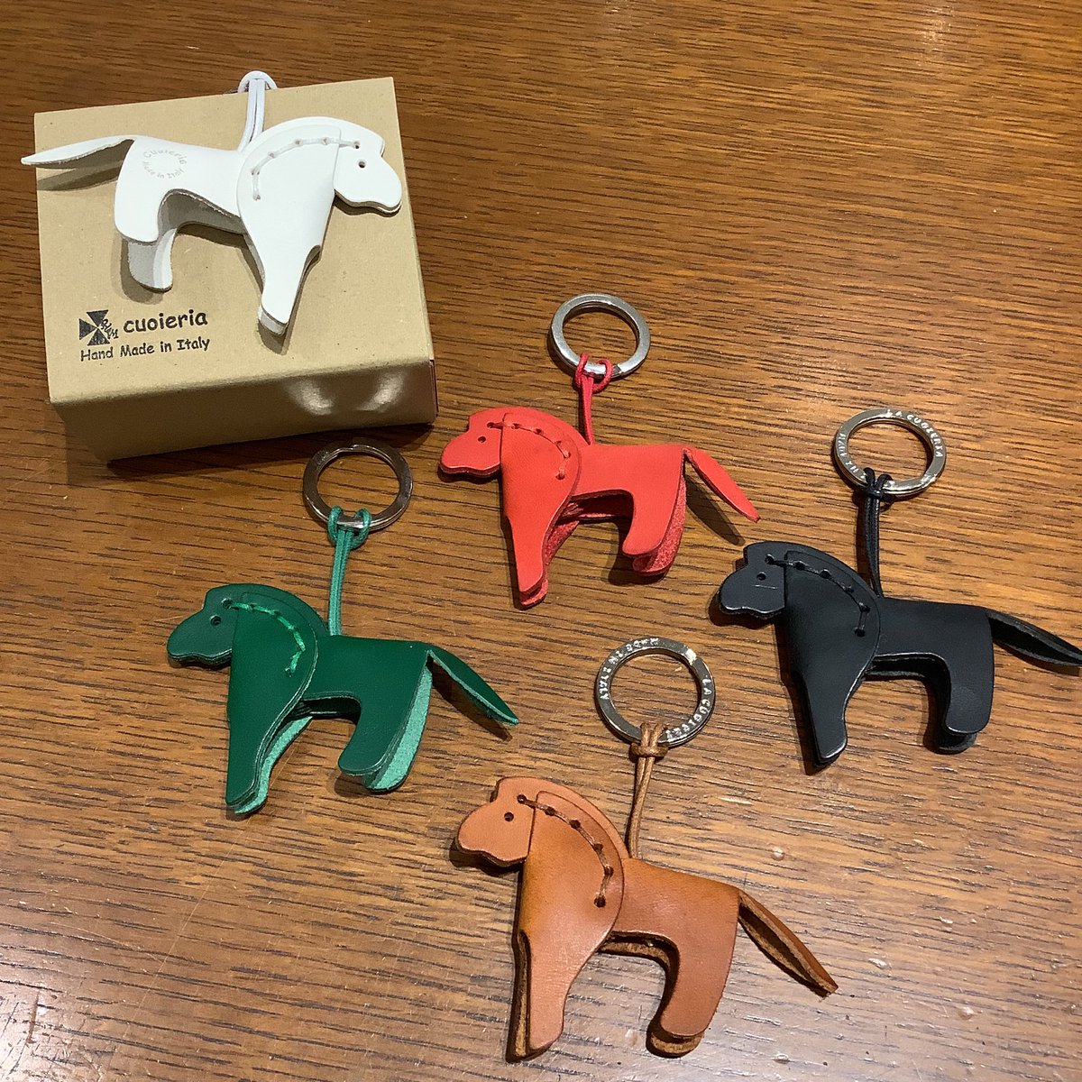 イタリア・シチリアで誕生したレザーブランド、La Cuoieria(ラ・クオイエリア)のキーホルダーから別注アイテムが登場しております！
2026年の干支であるウマ。既存色のホワイトにレッド、グリーン、ブラック、ブラウンが加わっております。
ぜひ店頭でご覧ください。