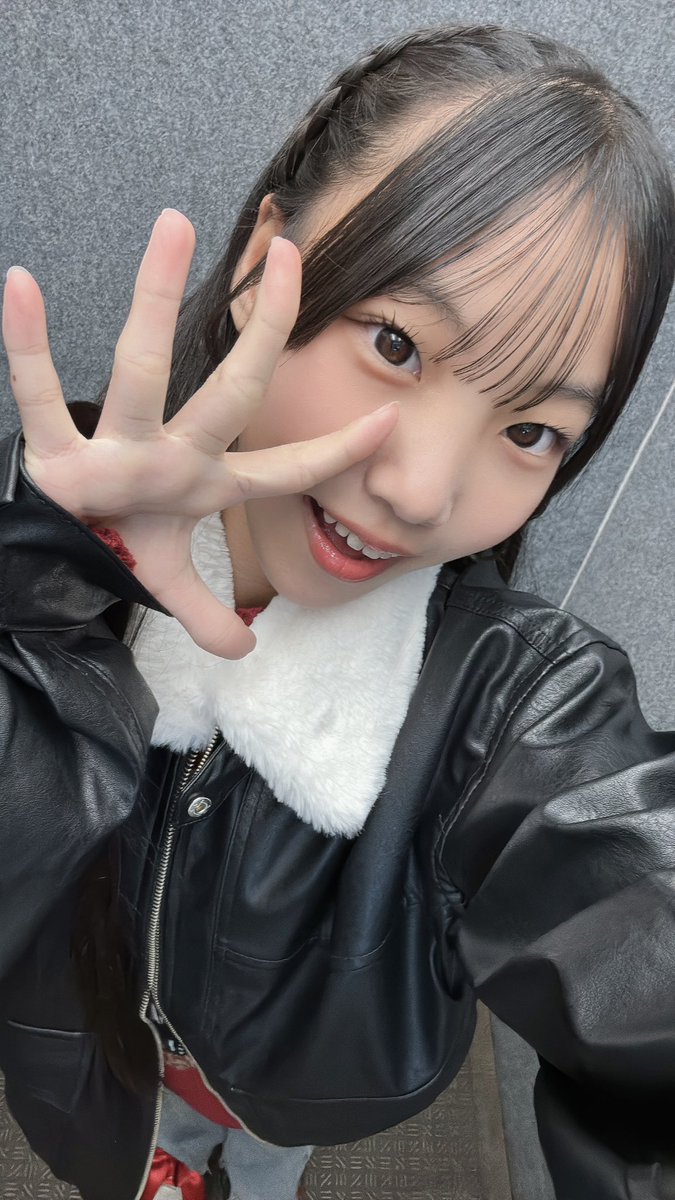 やっほ〜♡ 平日のライブ久しぶり！！ X−HALLで待ってるよ👀