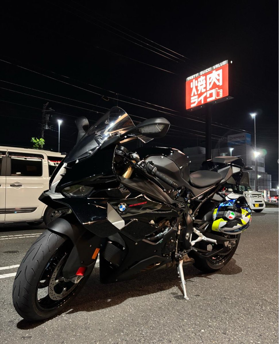 KoliMachindr's tweet photo. 焼肉の香りが空気中に漂い、私のBMW S1000RRは次の熱い走りを静かに待っている。🔥�� https://t.co/r1zgds9P1m