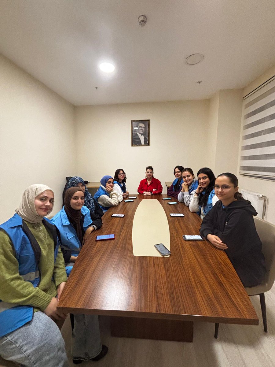 Salih Baba Yurdu'nda, sahanın tecrübeli ismi, Kızılay ve AFAD gönüllüsü Tülay ARIOĞLU'nu ağırladık. "Gönüllülük Yönetimi" konferansında afet bilincini ve dayanışma ruhunu konuştuk.

Tecrübeler paylaşıldı, sorular cevaplandı.