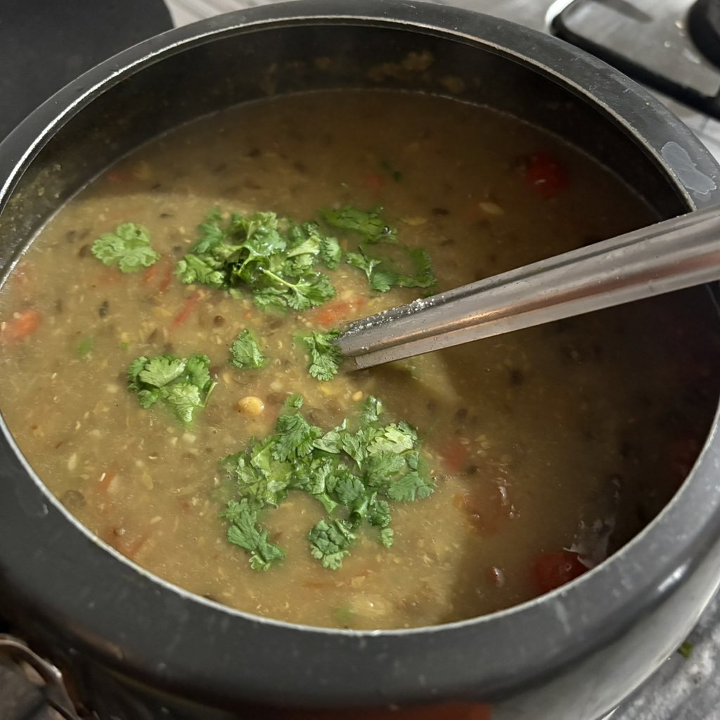 Parneet4294's tweet image. Chronicles of #ChulheValiDaal shifted for aesthetics 😂!! #CookingSkills #SmokeyEats