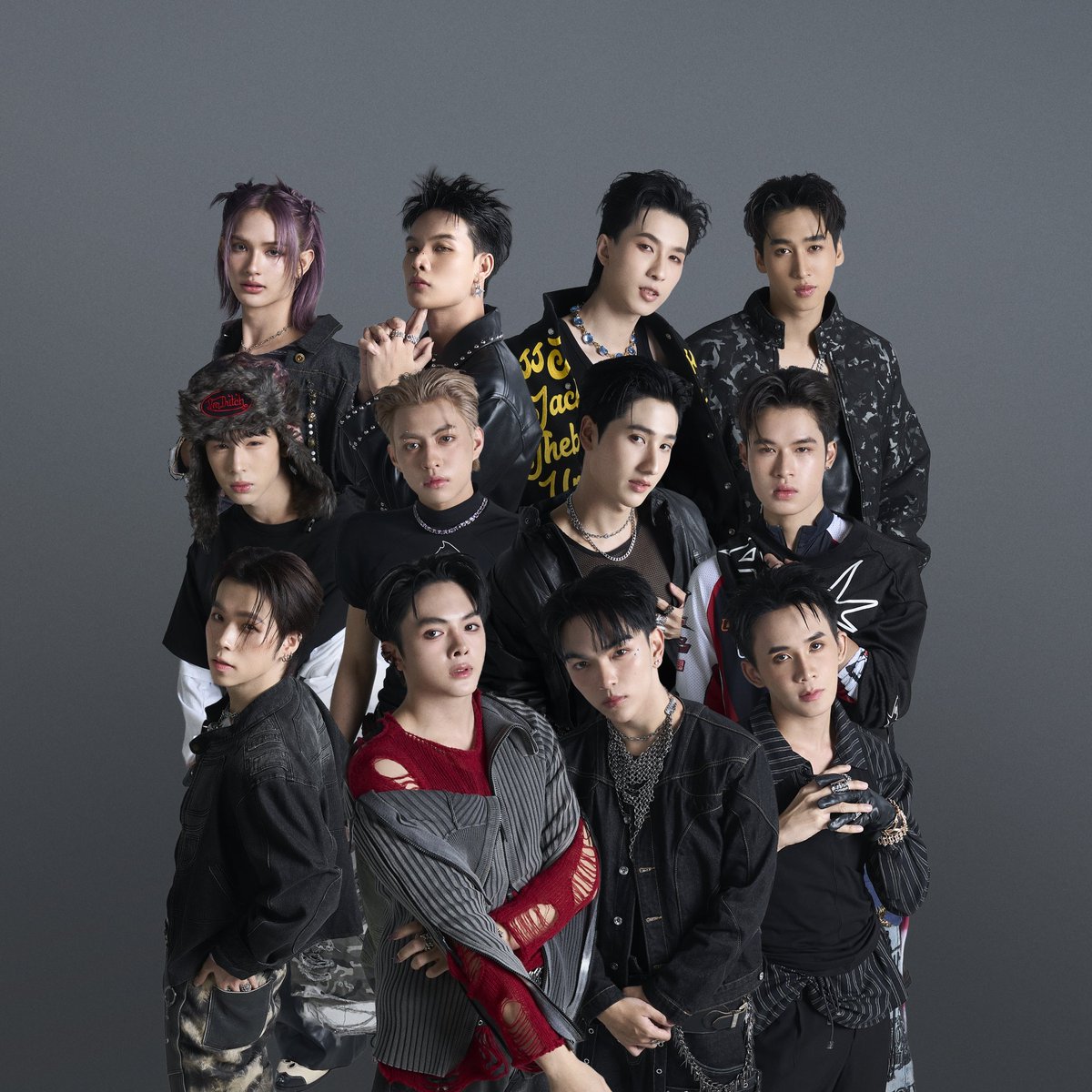 SECRET_Styled's tweet photo. ZOLAR ส่งเพลงใหม่ “สะกิด” (Tab Me) เสิร์ฟลุคเซ็กซี่ เย้ายวน สะกิดชวนเต้นส่งท้ายปี!
#ZOLAR #สะกิดTabMe #สะกิดDANCECHALLENGE #MUZIKMOVE #SEARCHENTERTAINMENT
ถ้าคุณชอบใคร แล้วไม่กล้าจีบเขาก่อน ลองส่งเพลงนี้ไปสะกิดเขาดู บางทีเพลงนี้อาจจะทำให้เขารู้ตัว “สะกิด” (Tab Me) ซิงเกิลใหม่จาก 12 หนุ่ม บอยกรุ๊ปวง ZOLAR เสิร์ฟลุคโตเป็นหนุ่ม เซ็กซี่ เย้ายวน ชวนลุกขึ้นมาเต้นส่งท้ายปี!
.
เดินทางมาถึงซิงเกิลลำดับที่ 7 แล้ว สำหรับหนุ่ม ๆ บอยกรุ๊ปวง ZOLAR ค่าย MUZIK MOVE x SEARCH ENTERTAINMENT ที่ประกอบด้วยสมาชิกจำนวน 12 คน ได้แก่ นพรุจ ลือเกียรติวัฒน์ (ยูโร), ณัฐชนน อุปนันท์ (โจ๊กเกอร์), สรรวยศ ศิริโภค (เต้), อติกานต์ นนทิประสิทธิ์ (ดีนาน), ปภังกร บุญประเสริฐ (บลู), รัฐวิชญ์ มีชัย (ปัณณ์), ชนธวัช คุณาชนม์ (โฟกัส), วรายุทธ์ จีนงาม (ฟูม), กฤตภาส สายแก้ว (กฤต), มรรษกร วสุรัตต์ (กราฟิก), ฤทธิเกียร์ต ฤทธิทิตย์ (แมน) และ คุปต์ แพชัยสงค์ (คุปต์)
.
โดยซิงเกิลนี้ “พี่โอ๊บ - เพิ่มศักดิ์ พิสิษฐ์สังฆการ” ในฐานะ EXECUTIVE PRODUCER เปิดโอกาสให้ทั้ง 12 หนุ่ม ได้มีส่วนร่วมในการทำงานอย่างเต็มที่ ตั้งแต่การแชร์ไอเดีย วางคอนเซปป์ เลือกแนวเพลง ตลอดไปจนถึงการวางลุค และการร่วมแต่งเนื้อเพลง โดยเฉพาะท่อนแรป ที่ตามธรรมเนียมของวง ZOLAR จะเปิดให้สมาชิกที่ต้องการครอบครองท่อนนี้ แต่งเนื้อแรปมาทำการประกวดกัน จนได้ 2 สมาชิก ที่มาทำหน้าที่แต่งและร้องท่อนแรปในเพลงนี้ นั่นก็คือ “กราฟิก” และ “ยูโร”
.
“สะกิด” (Tab Me) เกิดจากไอเดียของ 12 หนุ่ม ที่ต้องการอยากจะแสดงความเป็นตัวตนของ ZOLAR ในมุมมองที่เติบโตขึ้นจากซิงเกิลก่อน ๆ เผยให้เห็นถึงความเซ็กซี่ เย้ายวน และความมั่นใจ แต่ยังคงความขี้เล่น เป็นกันเอง สนุกสนาน กับเนื้อร้องแนวหยอดคนที่แอบชอบแบบมีชั้นเชิง “จีบฉันก่อนได้นะไม่ติด เปิดก่อนได้เลยฉันไม่เคยปิด AND IF YOU WANNA แค่สะกิด OH BABY” โดย “BELLSNOWBEAR” PRODUCER เลือกเล่าเรื่องราวผ่านท่วงทำนองของดนตรีแนว AFRO POP ที่มีจังหวะชวนโยก และไม่พลาดที่จะมี BREAKDANCE เดือด ๆ แนว EDM เพื่อโชว์ศักยภาพด้านการเต้นที่แข็งแรงของ ZOLAR สมกับที่เหล่า SUNFLOWER ชื่นชมว่า “ถึงจะเป็นวง T-POP ที่มีสมาชิกเยอะ แต่ทุกคนมีกระดูกเบอร์เดียวกัน” ซึ่งในส่วนของท่าเต้น ยังคงได้ “ครูนนท์ - อานนท์ มะหัด” จาก FABULOUS D.CREW จ.มหาสารคาม ที่เคย CHOREOGRAPHY ท่าเต้นเพลง “ยาวไป!” จนเป็นไวรัลใน TikTok มาแล้ว มาออกแบบท่าเต้นให้กับเพลงนี้อีกครั้ง
.
รับชม MUSIC VIDEO เพลง “สะกิด” (Tab Me) ได้ที่ YOUTUBE ช่อง ZOLAR https://t.co/qA0aaVXFw5 และรับฟังเพลงนี้ได้บนสตรีมมิ่งทุกแพลตฟอร์ม ตั้งแต่วันที่ 9 ธันวาคม 2568 เป็นต้นไป และร่วมสนุกกับกิจกรรม #สะกิดDANCECHALLENGE พร้อมเล่นแผ่นเสียงเพลง “สะกิด” (Tab Me) ได้ ในแอปพลิเคชัน TikTok
.
ติดตามข่าวสารและอัพเดทความเคลื่อนไหวของ ZOLAR ได้ที่
INSTAGRAM: zolar_officialth
YOUTUBE: ZOLAR
FACEBOOK: ZOLAR
TIKTOK: zolar_officialth
TWITTER: ZOLARofficialTH