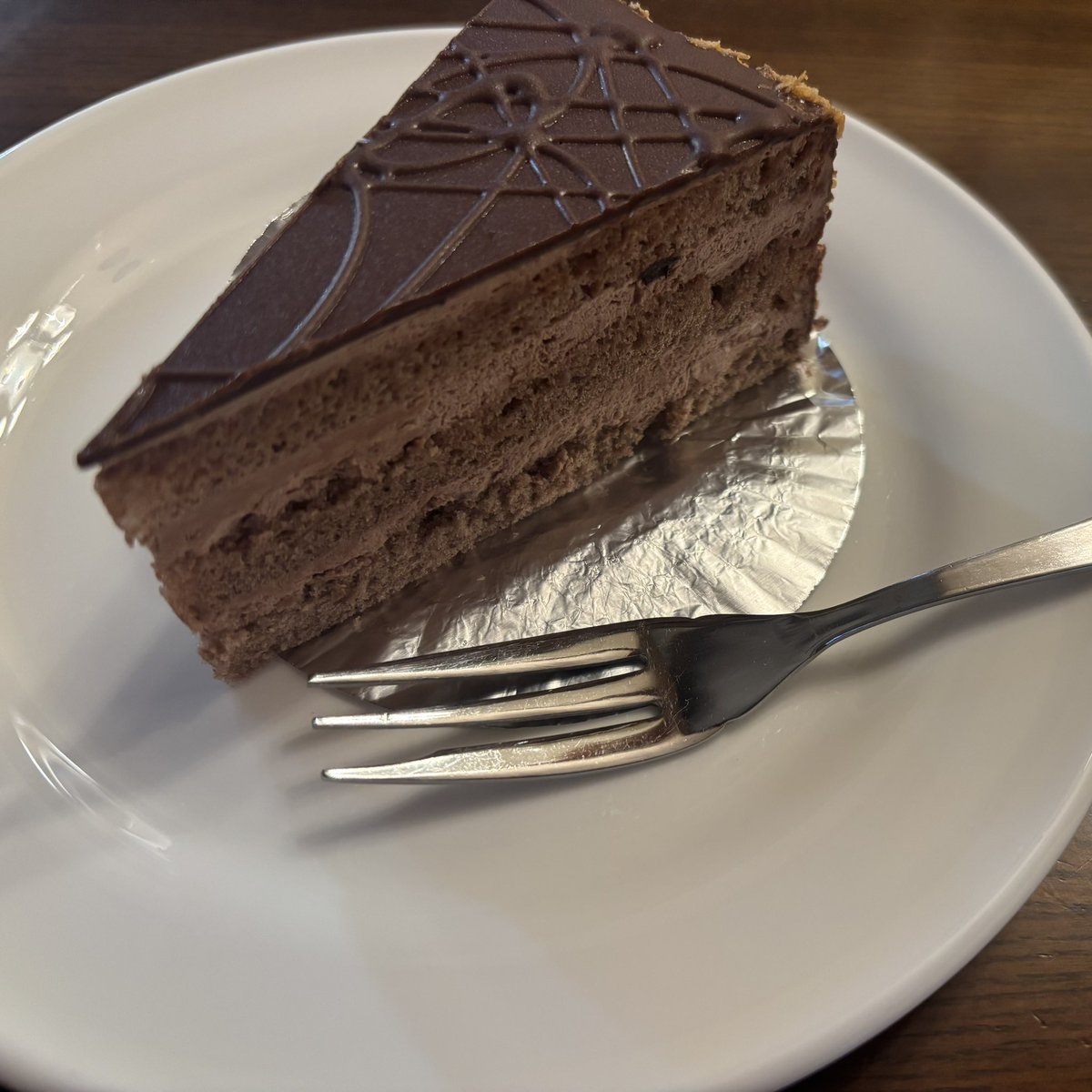 SigumaKei's tweet photo. 道すがらよった洋菓子屋さん。聞いてみるとカフェスペースも併設されているらしく、おすすめのチョコレートケーキを食べてみた。
一番上の層が板チョコのようになっていてパリパリで美味しい。
今度誰か誘って行こうかとも考えたけれど、少し歩くので今は一人だけのご褒美にしておこうかな https://t.co/0iGiGnfoYh