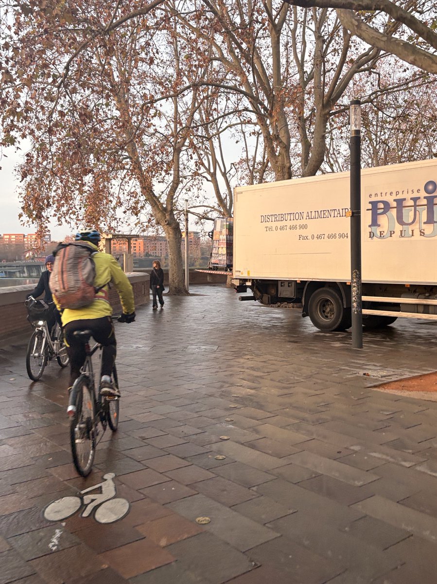 Place saint pierre. Toulouse. Rouler puis mourir la tête coupée. <a href="/CarrefourFrance/">Carrefour</a> comme d’hab. morning routine. RAS le bol.