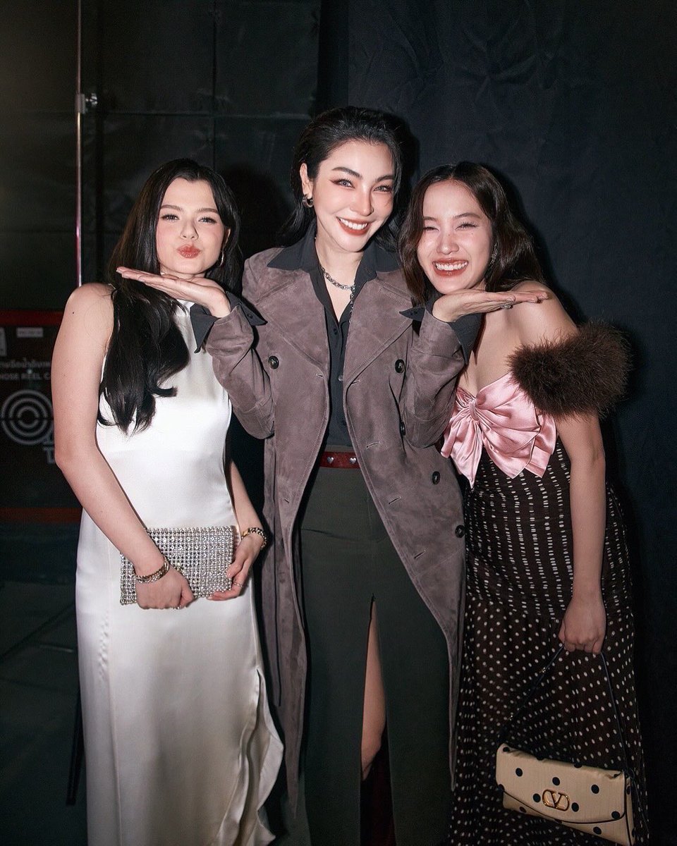 โอ้โห้วว โพพี่ฝ้ายซ้ายสุดๆ เจ้าเด็กสองคนเป็นตะเล็กตะน้อยไปเลย

FAYE JOIN BAZAAR WOTY25
#BAZAARTHWOTYxFaye
#FayePeraya