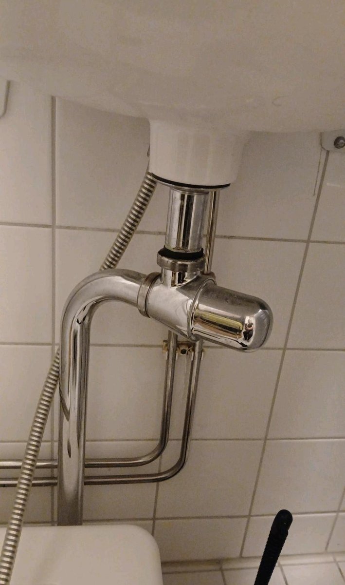 Ihmiset ihmettelevät miksi yksinkertaisetkin huoltohommat ovat taloyhtiön vastuunjakotaulukossa siirretty asukkaalta taloyhtiölle.

Tämän takia.

Kun te tavalliset ihmiset ette osaa yhtään mitään.