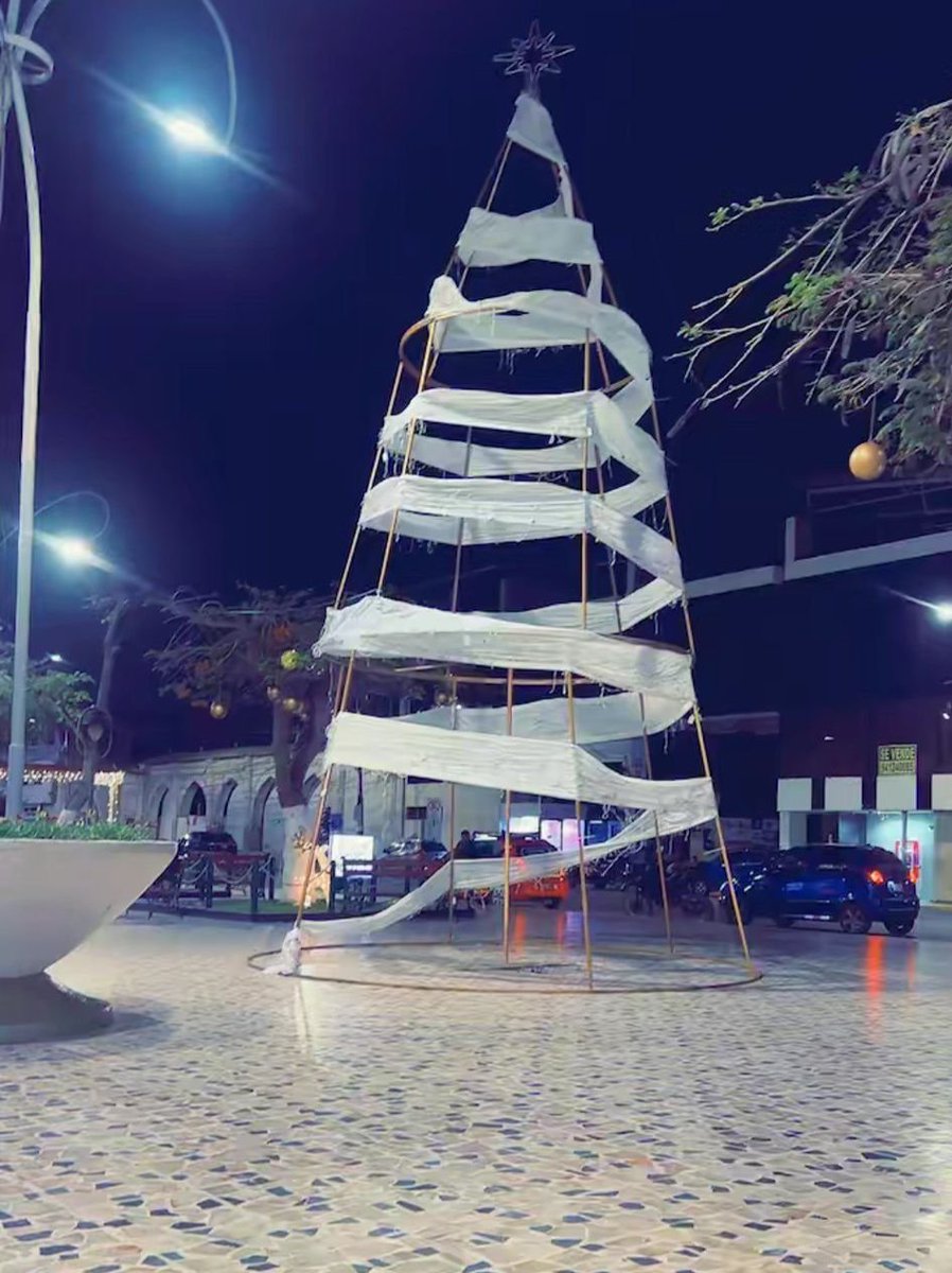 Polémica en Chiclayo por inauguración del árbol navideño que habría costado 20 mil soles. Vecinos indignados y decepcionados han mostrado sus molestias.