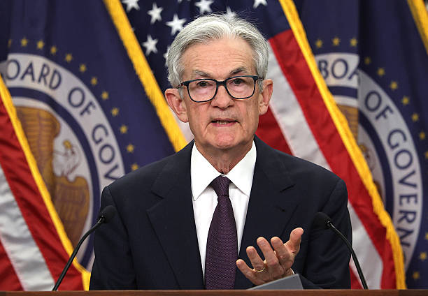 SmwInvest's tweet photo. În această seară, toate privirile sunt pe Jerome Powell și pe decizia de dobândă. 🏦
Piețele anticipează o tăiere de rată, dar mesajul contează mai mult decât decizia în sine.
Tonul lui Powell va seta direcția pentru finalul de an: risk-on sau risk-off 📈📉
Volatilitate ridicată, mișcări rapide — rămâneți atenți și disciplinați.
#FED #Powell #dobanzi #markets
