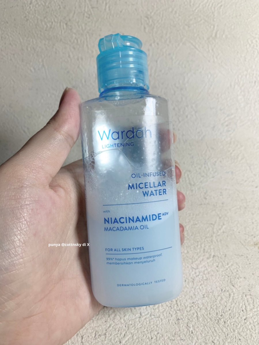 cottnsky's tweet photo. Kalau ngehapusnya aku pakai micellar wardah yg ini super sat set https://t.co/oYPH9oMx6O