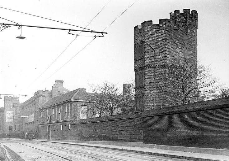 VinnieSull1van's tweet image. Boleyn Castle was a stately home in #EastHam, #London, located on the eastern side of #GreenStreet, which historically divided West and East Ham. The area on each side of Green Street, in both West and East Ham, has become known as Upton Park, after the local tube station was