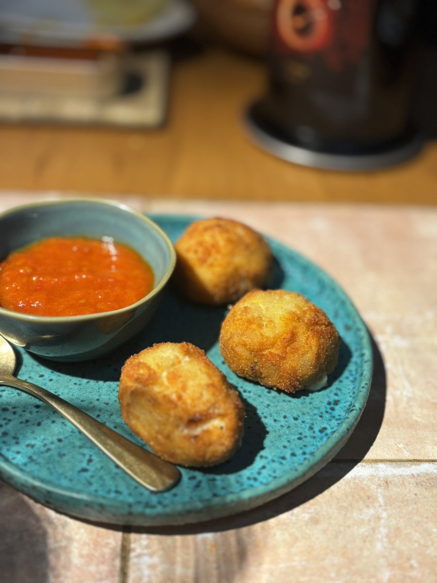 Cada vez más claro que la secuencia del cocido de Taberna Pedraza lo convierte en uno de los top de Madrid.
Ayer añadimos la chistorra, pero croquetas,