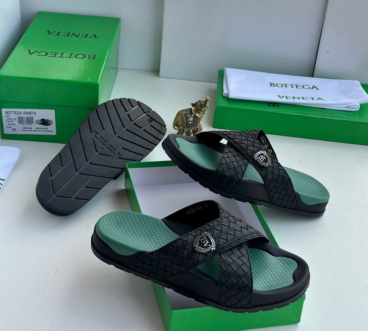 Sliders_Hub's tweet photo. Prices (NGN)
Frame 1 : 50k (size 40-46)
Frame 2 : 30k (size 40-47)
Frame 3 : 28k (size 40-46)
Frame 4 : 50k (size 40-46)

Full Box Packaging! 📦

Nationwide Delivery! 🚚 🇳🇬 

💬: Click link in bio to order via WhatsApp https://t.co/dwnFP4ab3q