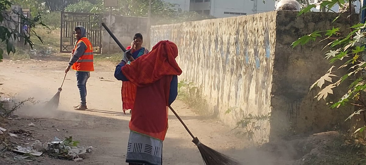 amoh_c28's tweet photo. @fenkomatt_org @GHMCOnline Good afternoon madam the sanitation team attended the complaint and cleared the garbage from specific location https://t.co/W0xq2KeC5M