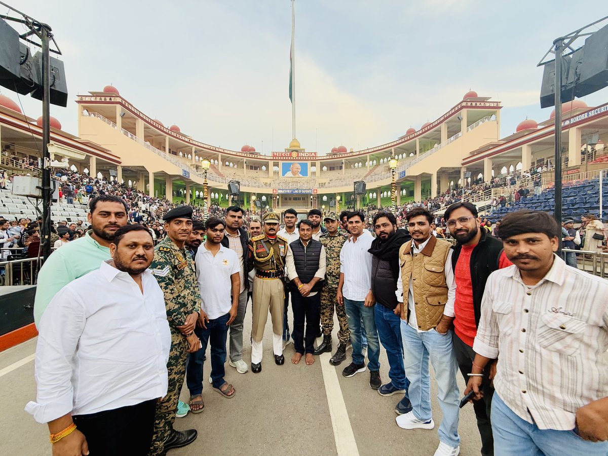 1stIndiaNews's tweet photo. #Jaipur: नरेश मीणा भारत दर्शन यात्रा पर

भगत सिंह सेना BSS का किया गठन नरेश मीणा ने, शहीद-ए-आजम भगत सिंह के गांव-खटकर कला से किया गठन...

#NareshMeena #RajasthanWithFirstIndia #BSS @NareshMeena__ @yogesh2727sh1 https://t.co/tdhJpxADn8