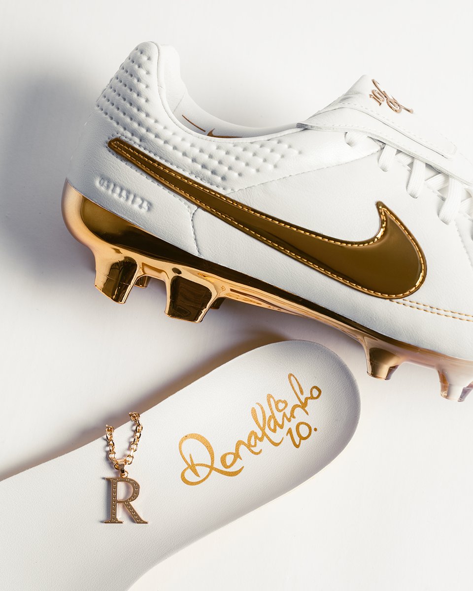 Las nuevas Nike Tiempo “Touch of Gold” recuperan la magia de las versiones de 2005 y 2015. 💛

También tenemos la versión Lifestyle, para llevar la magia de Dinho también fuera del campo. 🤙

🔗 Disponibles en Fútbol Emotion.

--

#futbolemotion #nikefootball