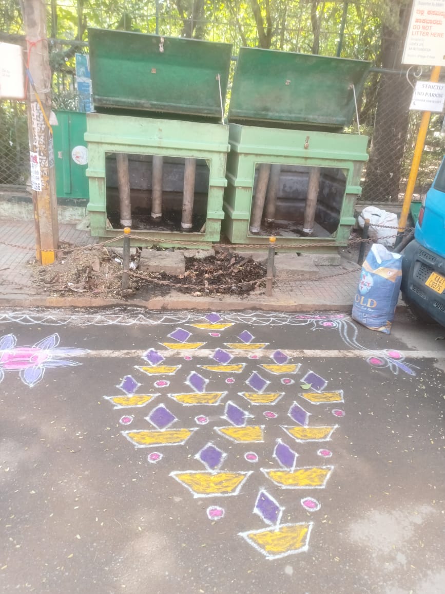 comm_blr_south's tweet image. ಜೆಪಿ ನಗರ 6ನೇ ಹಂತದ ಪುನೀತ್ ರಾಜಕುಮಾರ್ ಉದ್ಯಾನದ ಪಕ್ಕದಲ್ಲಿ ಹಸಿ ಕಸ ಕಾಂಪೋಸ್ಟಿಂಗ್ ಮಾಡಲು ಕಾಂಪೋಸ್ಟಿಂಗ್ ಬಾಕ್ಸ್ ಅಳವಡಿಸಲಾಗಿರುತ್ತದೆ. ಸುತ್ತಮುತ್ತಲಿನ ಬ್ಲಾಕ್ ಗಳ ಹಸಿಕಸ ಸಂಗ್ರಹಿಸಿ ಮಿಶ್ರ ಗೊಬ್ಬರವನ್ನಾಗಿ ಪರಿವರ್ತಿಸಲಾಗುವುದು.

#wetwaste #composting #puneethrajkumarpark #jpnagar