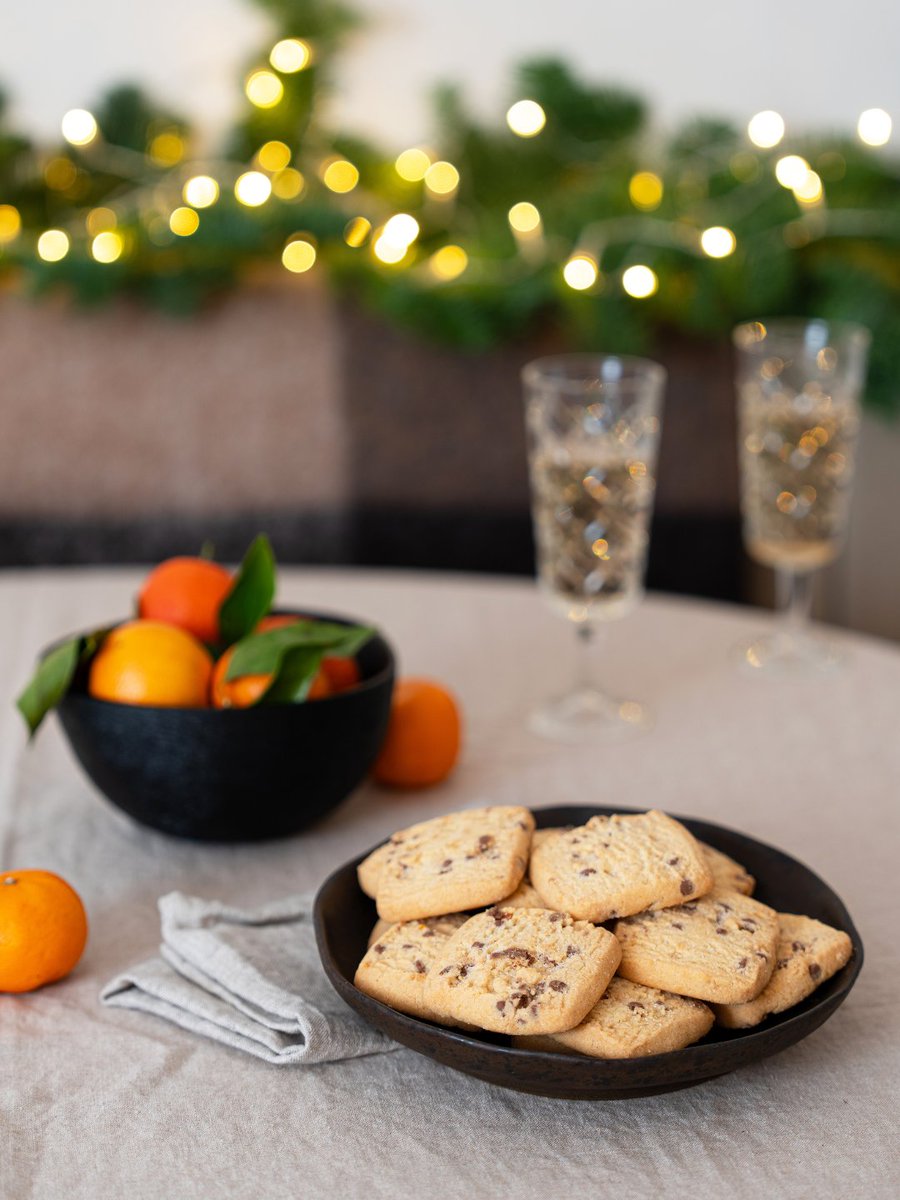 Shortbread's tweet image. Zesty orange and smooth Belgian milk chocolate chips come together in a delicate all-butter shortbread. A little something to pass around during cosy Christmas moments.

Order by midnight 21st December for Christmas.

#WalkersShortbread #ScotlandAtItsFinest #Christmas #Gifting