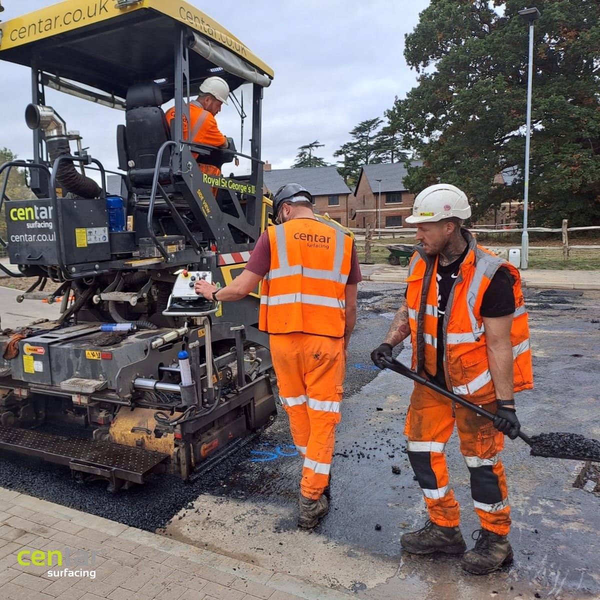 CentarSurfacing's tweet photo. Russell’s gang making light work of tight spaces on a new housing estate in Berkshire 👏

Here they are putting our midi paver to good use, the perfect bit of kit for navigating those smaller areas without compromising on the finish. 

#asphaltsurfacing https://t.co/qw49GOtUNr