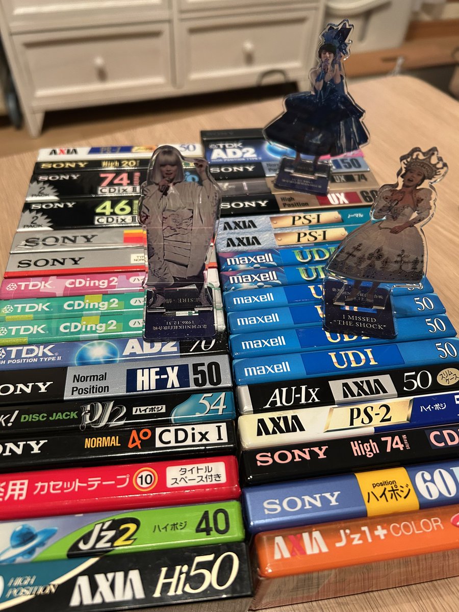 さーて、金曜日の明菜ちゃんのラジオ、どのカセットテープに保存しよー