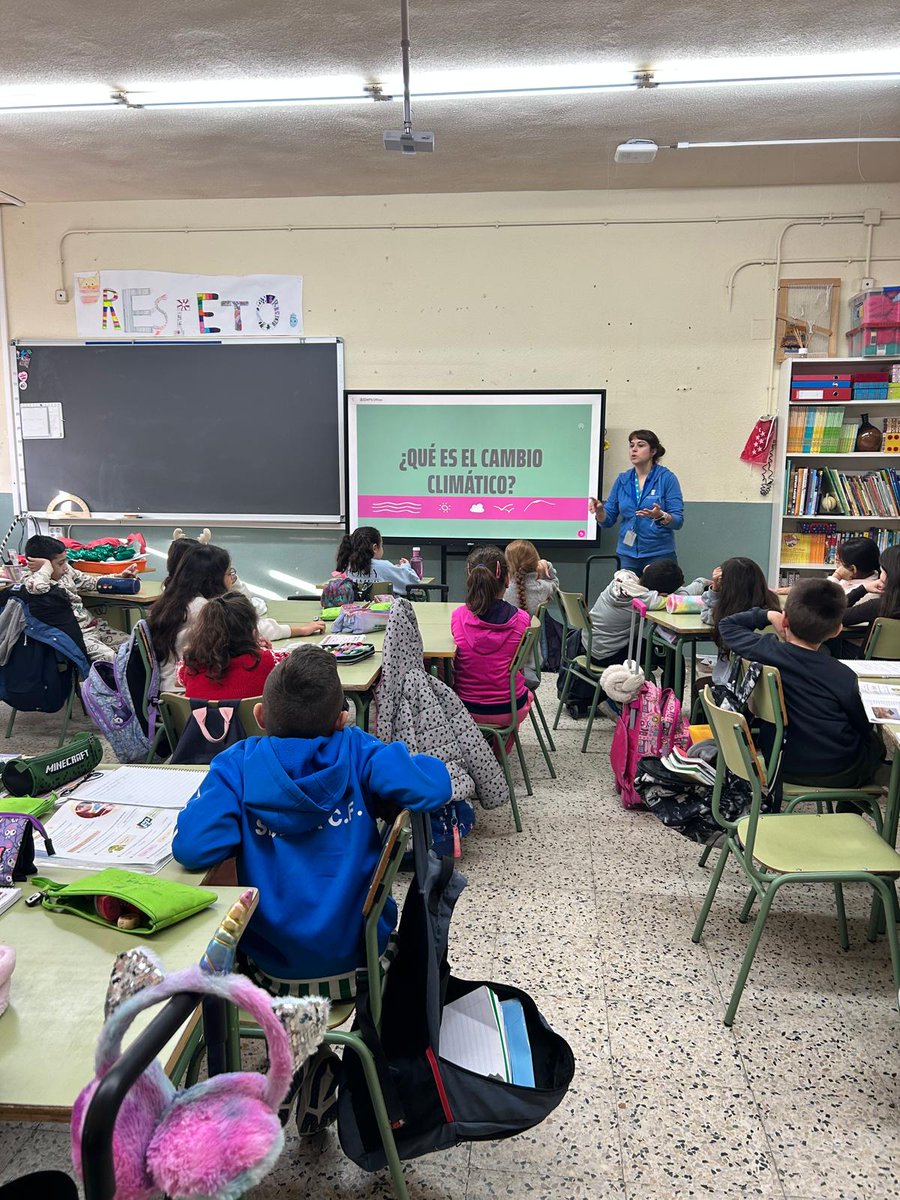 Ayer tuvimos la visita del Canal de Isabel II para hacer un taller sobre cómo frenar el cambio climático. Para ello tuvimos que superar unos retos, con menos emisiones de CO2, llamado 'Misión CO2'
¡¡Los venturines de 3º nos lo pasamos genial!!