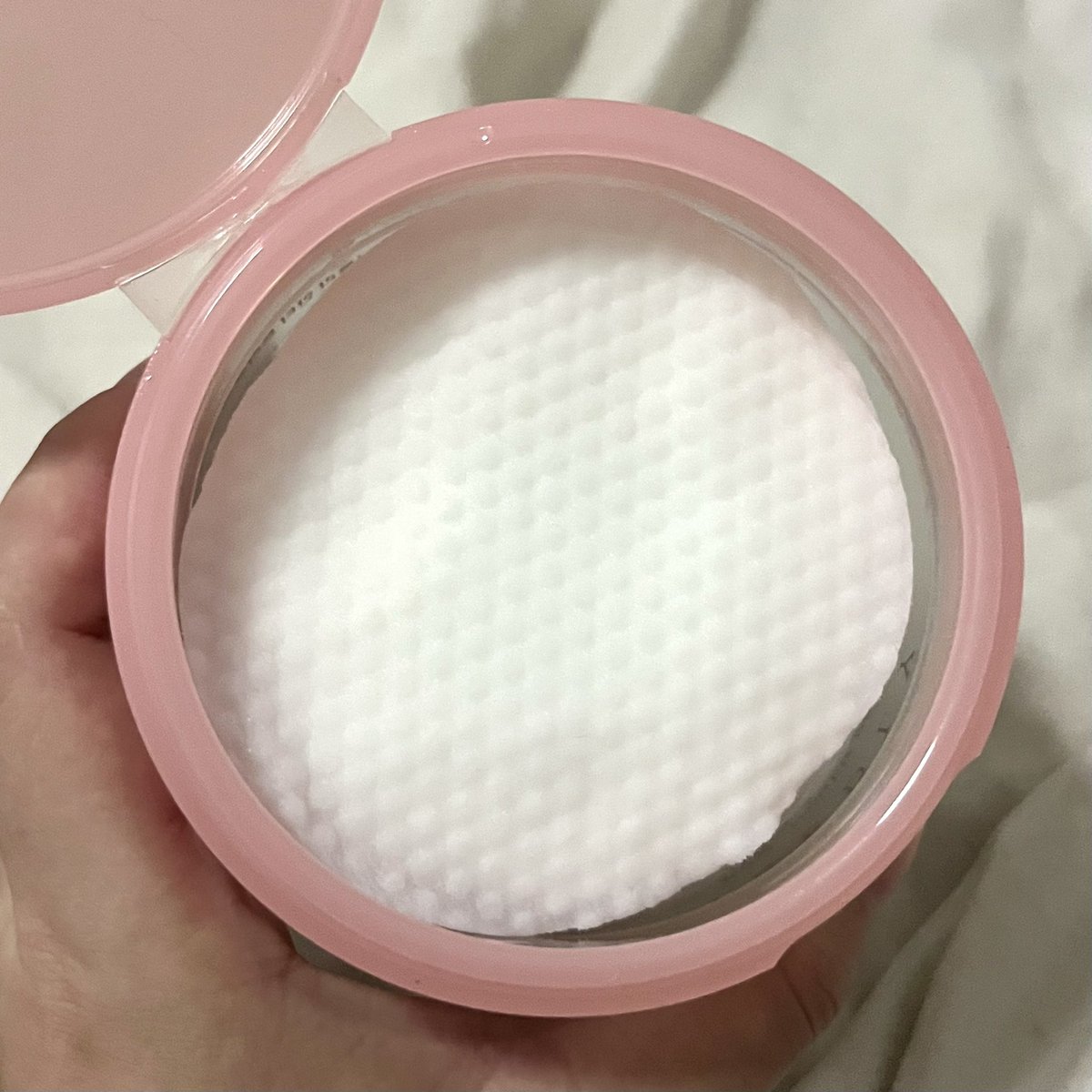 อันเก่ายังไม่หมด!! ตอนแรกว่าจะยังไม่แกะรีฟิลใหม่ แต่ผู้ช่วยส่วนตัวอย่างแมวฉัน ไม่อนุญาตค่ะ🤣 เดินมากระชากซองเปิดให้ก่อนแบบมั่นใจมาก เหมือนบอกว่า “แม่ใช้เลย แม่ต้องชอบ” แล้วคือดีจริง ชอบมาก เพราะแผ่นใหญ่ 8 CM หนานุ่ม เช็ดทีเดียวคือจบทั้งหน้า–คอ สูตรนี้ช่วยเติมความชุ่มชื้นให้ผิว