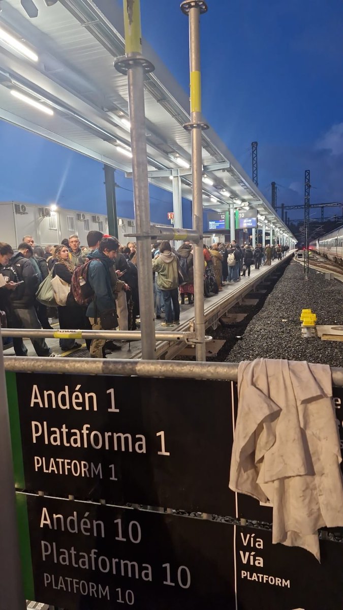 MariaCalvo11's tweet photo. Sigo con la denuncia a @renfe ya q poniendo reclamación no responden, ojalá este medio sirva + . La gente ya en el anden fue cambiada de puerta durante todo el rato de espera sin tomar encuenta ninguna carencia o necesidad humana al intemperie a las 8am. @vocescoruna https://t.co/UkT7kNLIo0