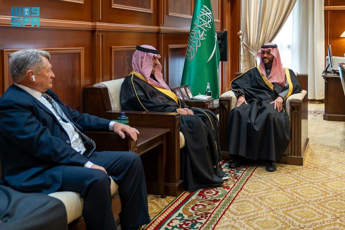 سمو #نائب_أمير_منطقة_حائل يستقبل رئيس مجلس إدارة الجمعية التعاونية للمورينجا د.عبدالعزيز العبيداء وأعضاء الجمعية بحضور العالم الكندي د.هوارد فيشر، ويتسلم نسخة من كتاب المورينجا أوليفيرا بعد ترجمته من قبل الجمعية، مشيدًا سموه بالجهود  القائمة في تعزيز المعرفة والبحث العلمي.
#حائل