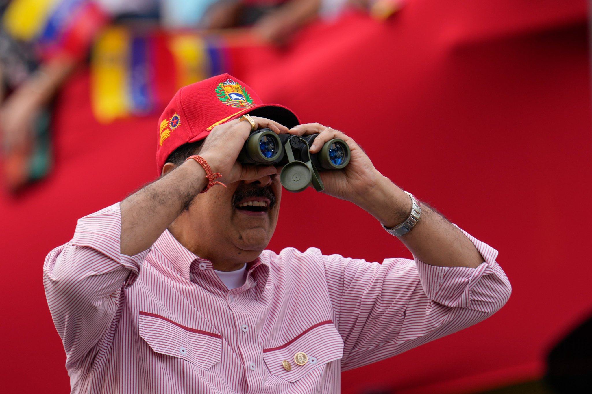 عاجل مادورو يشتكي مازحًا من "اتصالات الشمال".. لماذا بات مضطرًا لتكرار: "!Hello! Sir! Hello"؟ 