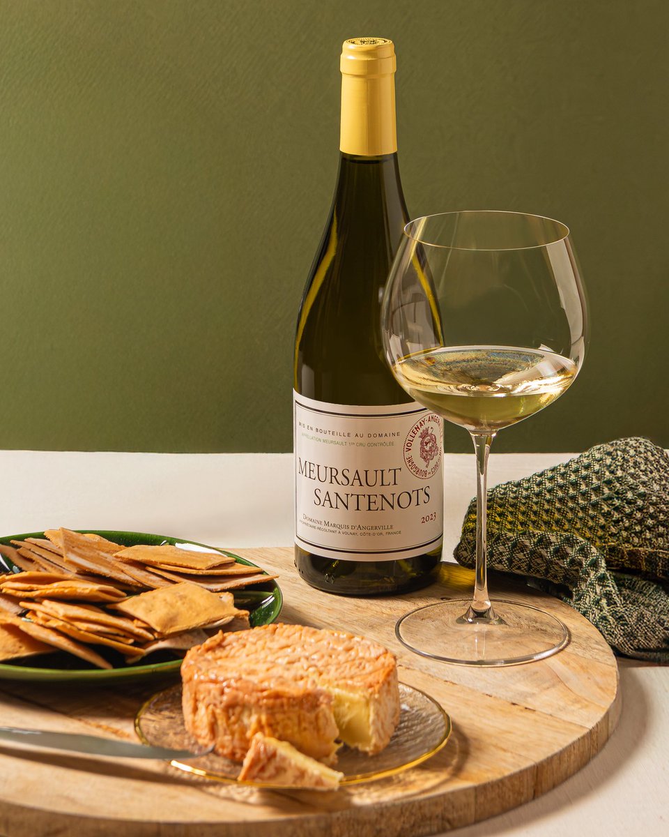 Domaine Marquis d’Angerville elabora algunos de los mejores vinos de la Côte de Beaune y es una de bodegas más deseadas de Bourgogne. Meursault 1er Cru Santenots 2023 es uno de sus escasos blancos. Chardonnay con gran elegancia y carácter. #vinodeldía bit.ly/3KDGbir