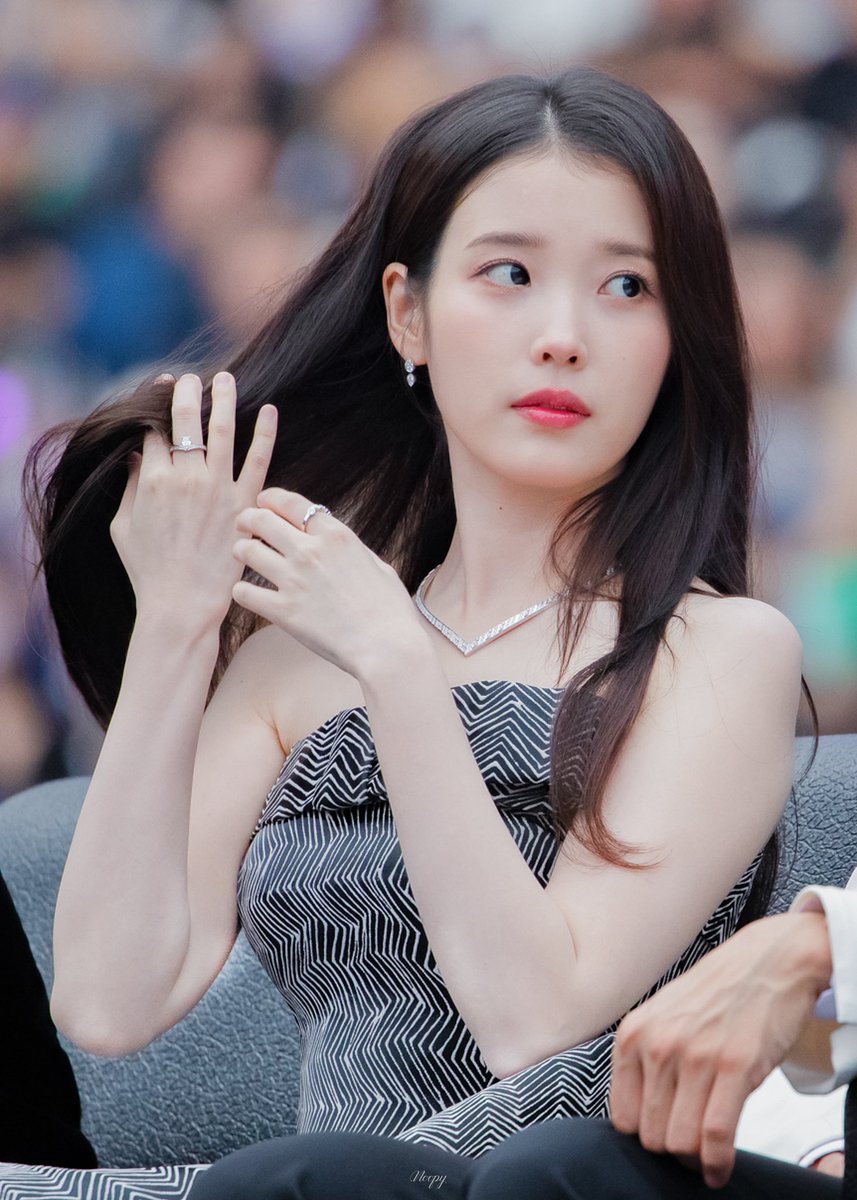 noopy_iuaena's tweet photo. 251206 AAA 아이유

지겹게 보자구જ⁀➴

#아이유 #IU #이지은 #AAA https://t.co/mCCku8N70P
