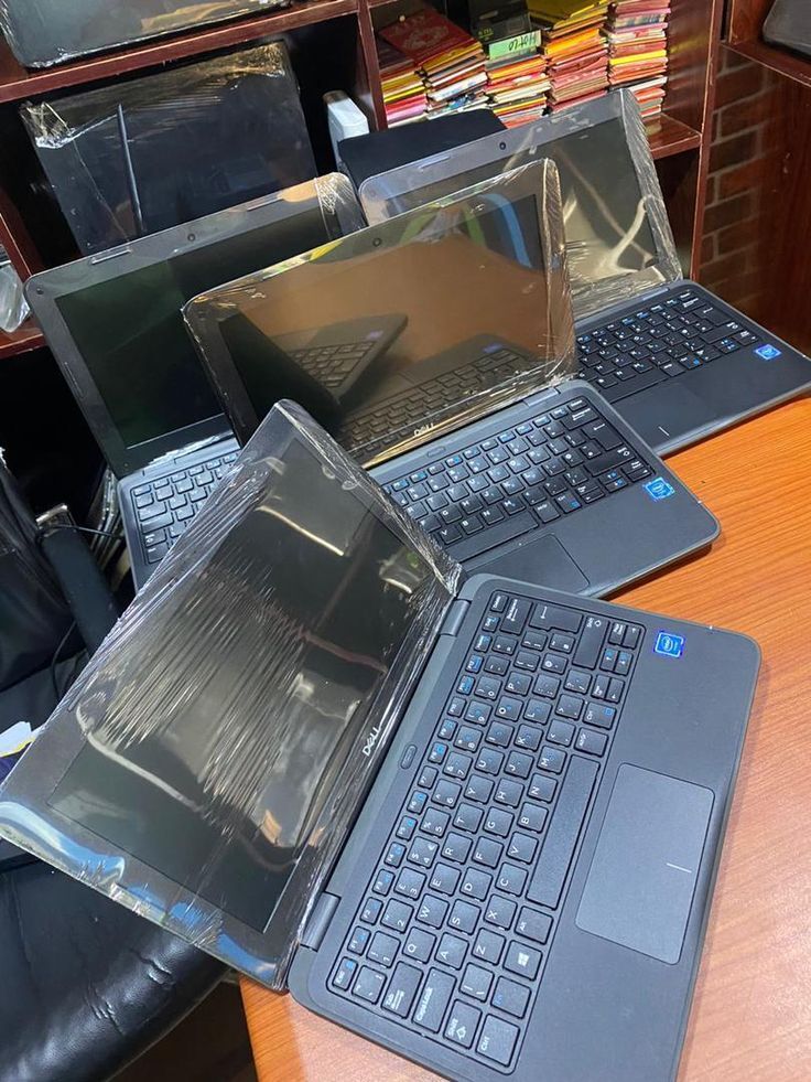 PowerTechHub's tweet image. Students need just 3 things in a laptop: battery, SSD, and durability.